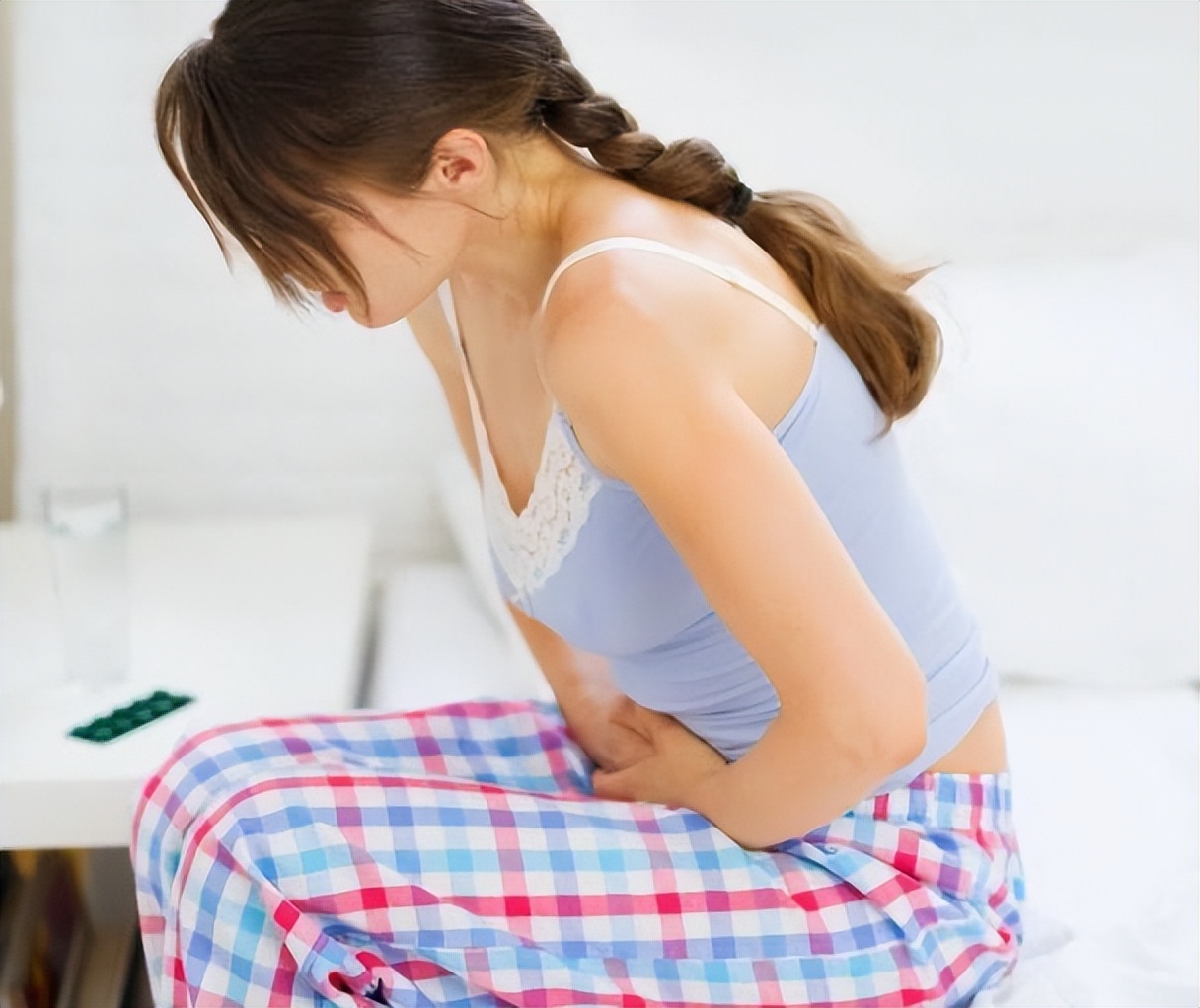 51岁月经结束后有少量褐色分泌物,为什么月经过后还有褐色分泌物