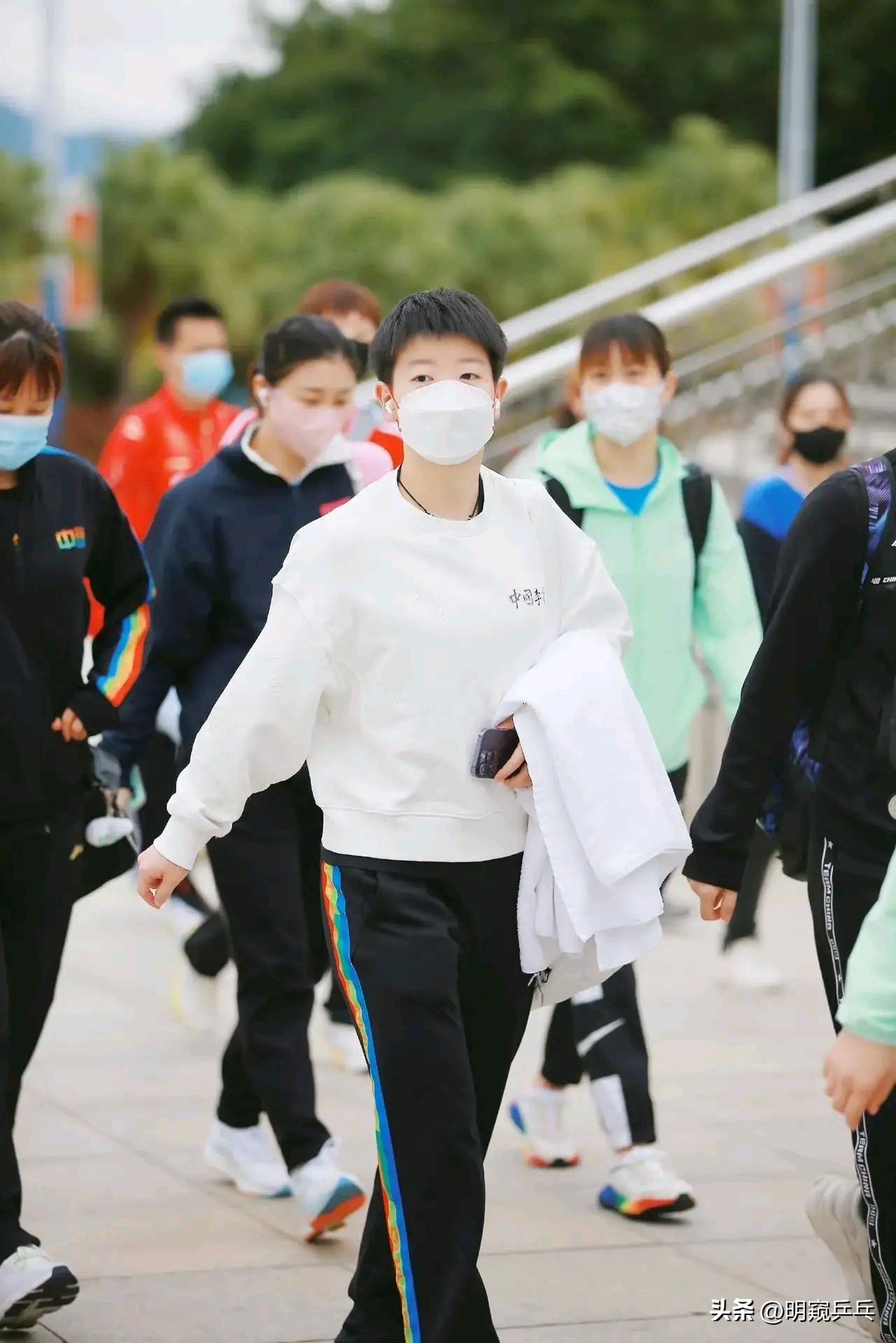 孙颖莎王曼昱同款卫衣,孙颖莎王曼昱李宁羽绒服合影