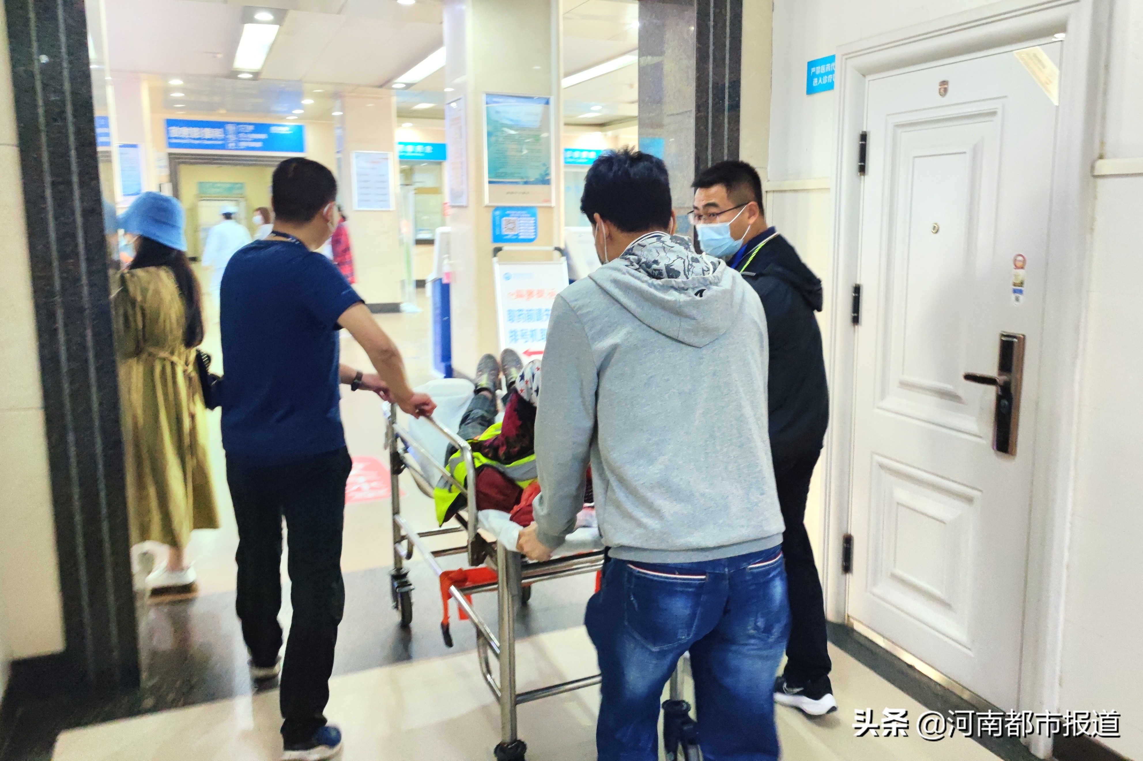 老人车旁摔倒警民暖心救助,民警暴雨中救助受伤老人