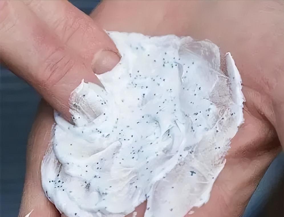 为什么用完洗面奶脸部泛红起皮,为什么用完洗面奶后脸更黑了