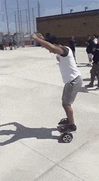 妹子的皮裤穿的真紧，有人知道妹子皮裤上的包怎么回事么，哈哈