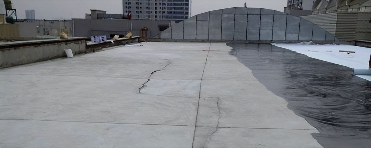 楼顶太阳能漏水导致楼顶损坏漏水,小区楼顶漏水属于谁的责任