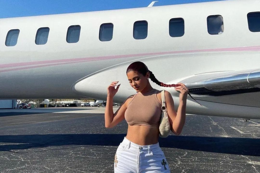 花五亿买了私人飞机后，名人都用它干什么了？