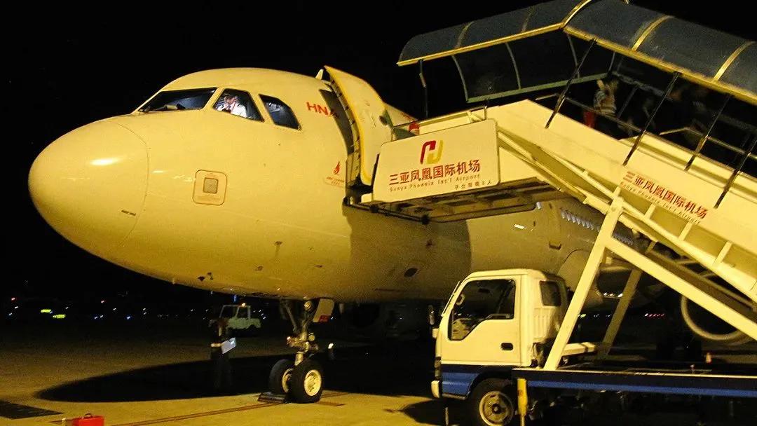 飞机经停中途要不要拿行李下飞机,飞机经停的时候其他人要下飞机吗