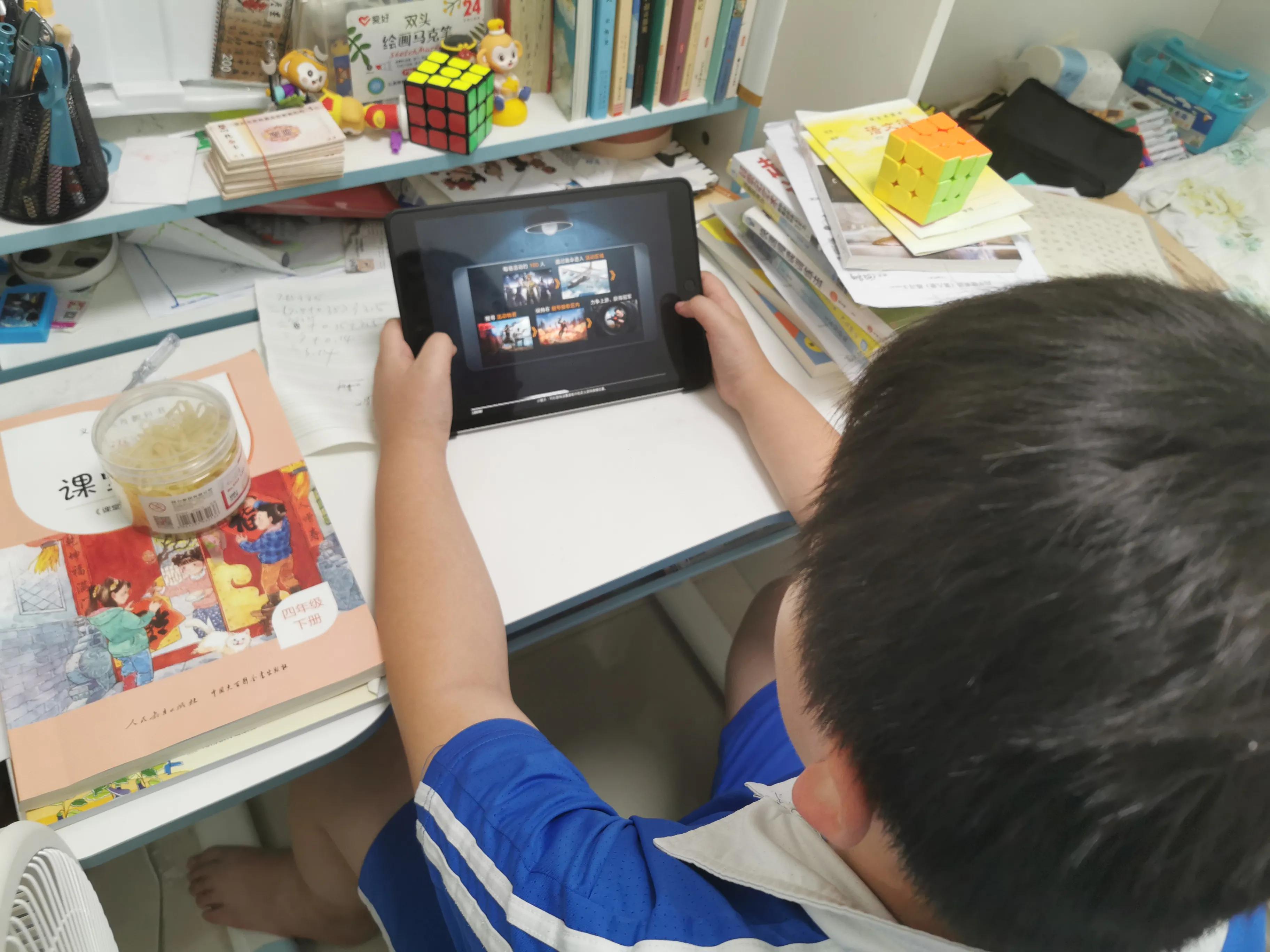 孩子厌学沉迷游戏打父母,12岁男孩辍学打游戏赚了50万