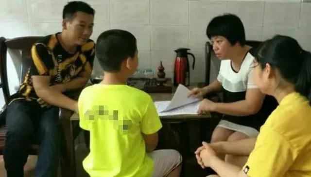 猫眼男孩夜晚看书,广西男童拥有蓝色猫眼