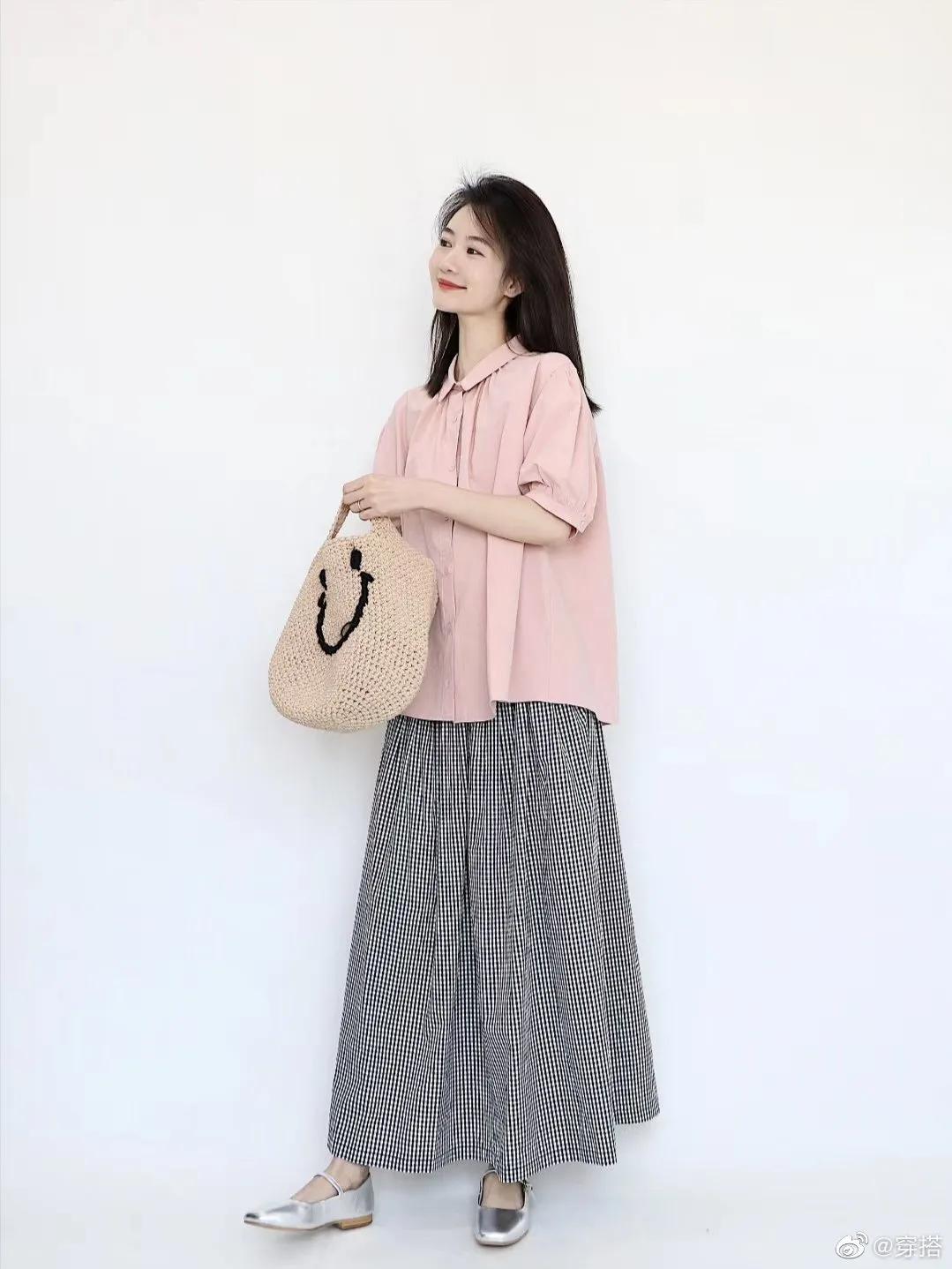 夏天怎么搭配衣服的颜色最显温柔,夏季蓝色外搭里面穿什么颜色好看