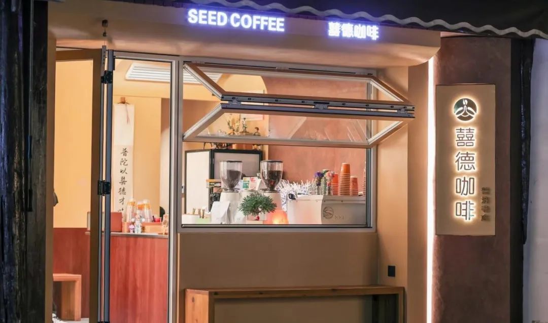 抢不到手串的年轻人,躲在寺庙喝咖啡