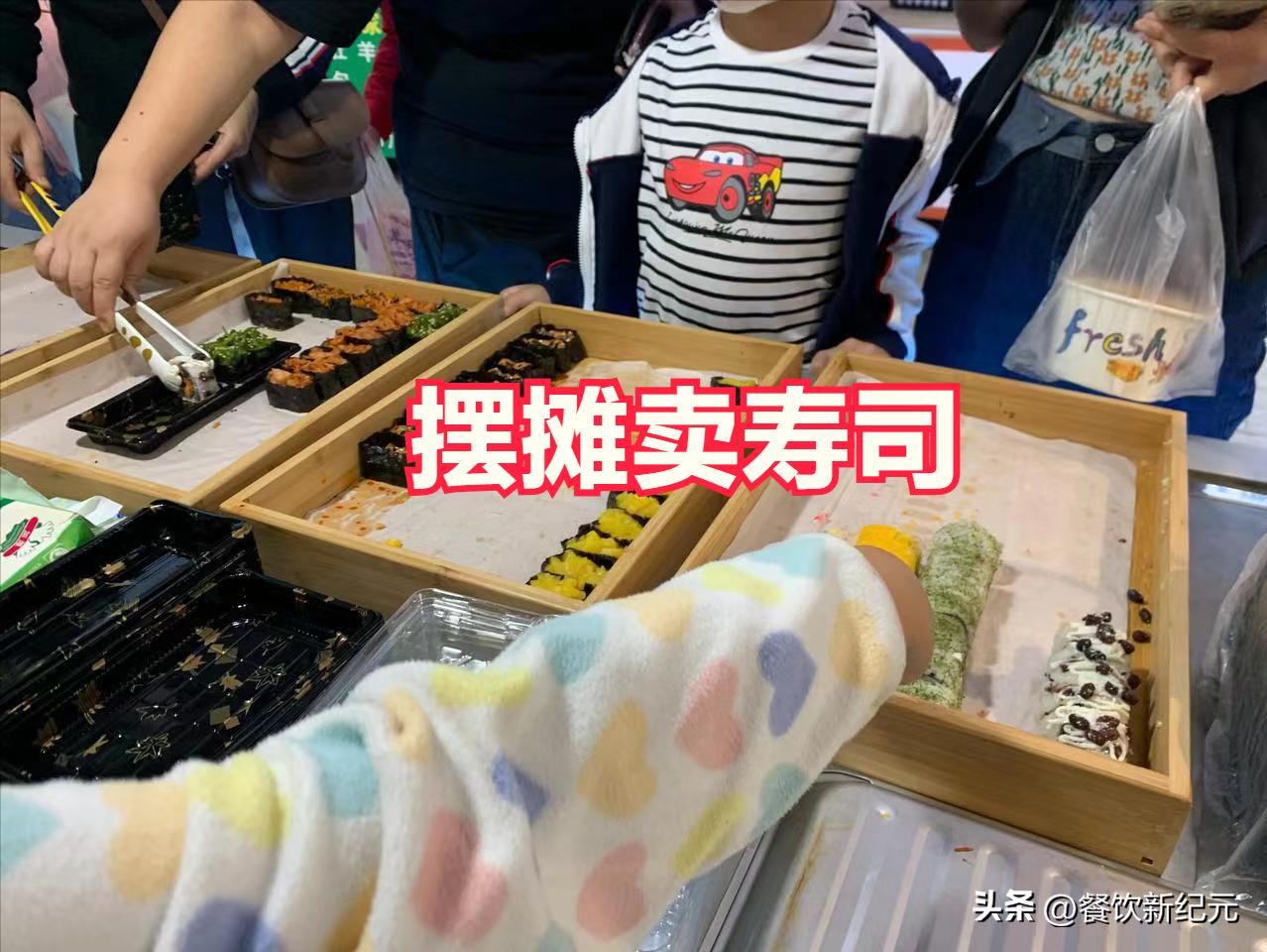 河南女子摆摊卖寿司走红,顾客调侃:味道很一般,但老板娘好看