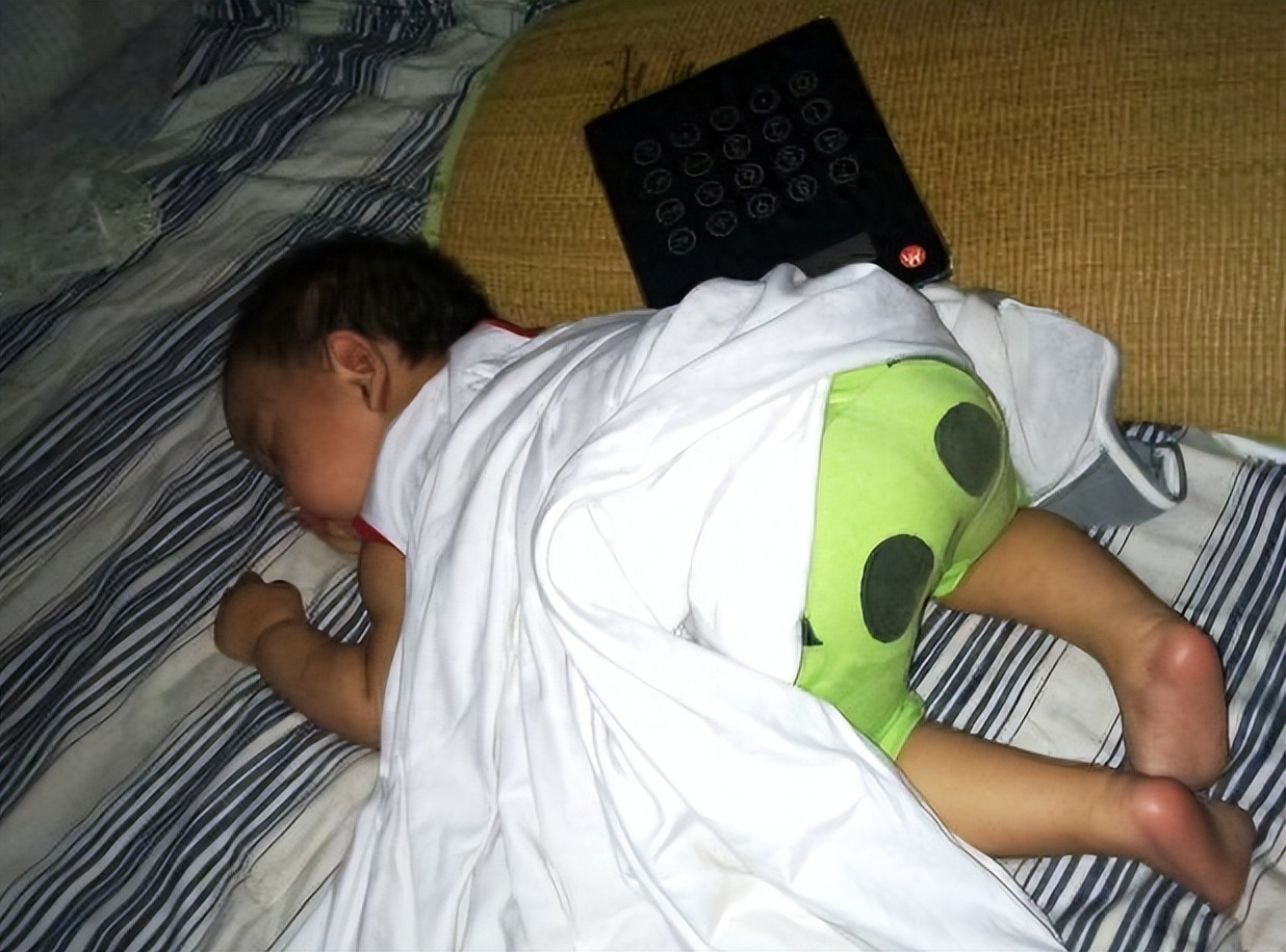 孩子频繁踢被子是热吗,晚上睡觉总踢被子着凉