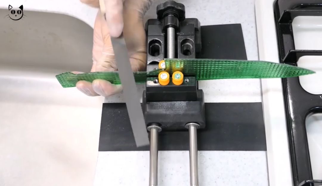 日本小哥用豆腐做刀,日本小哥铸刀全过程视频
