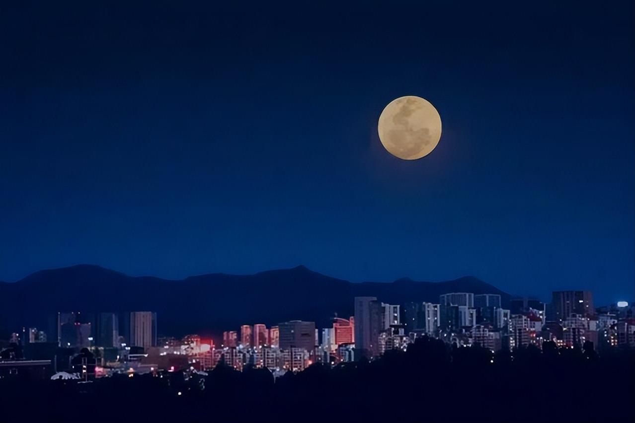 描写中秋圆月的古诗词鉴赏,中秋节的诗句有哪些描写圆月的