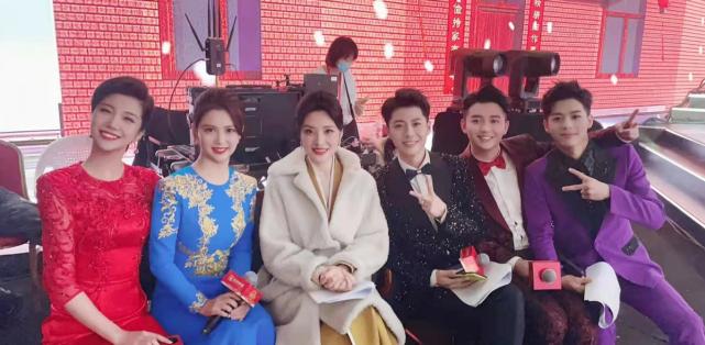 山东春晚路透！53岁周涛气质佳，郭德纲冯巩现身，刘雨昕全家登台