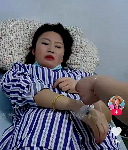 草帽姐疾病住院身体透支躺病床，戴大金手镯打针难掩富贵