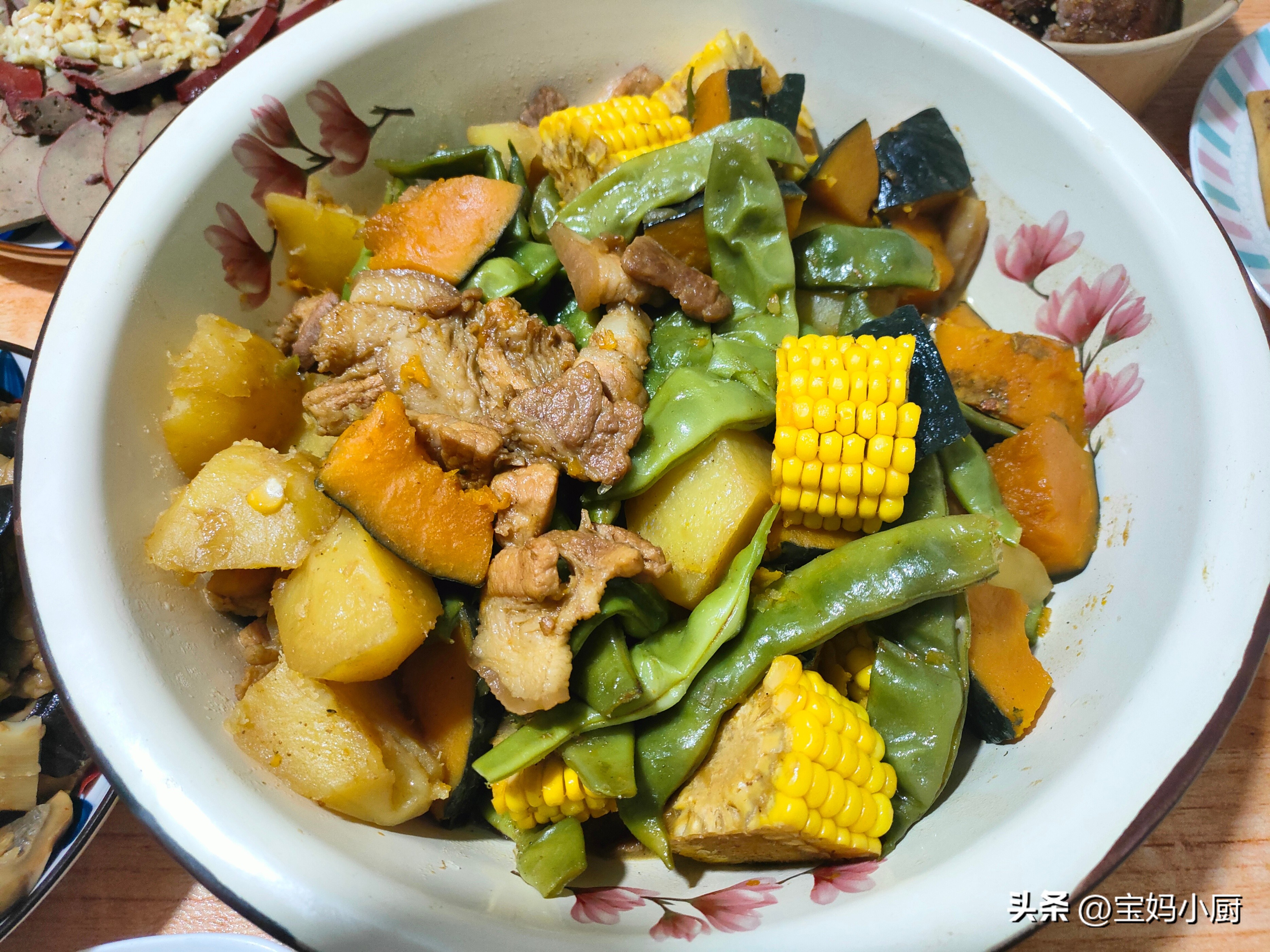 一家人聚餐的10道菜,我家一共10多个人聚餐7盘菜没吃完