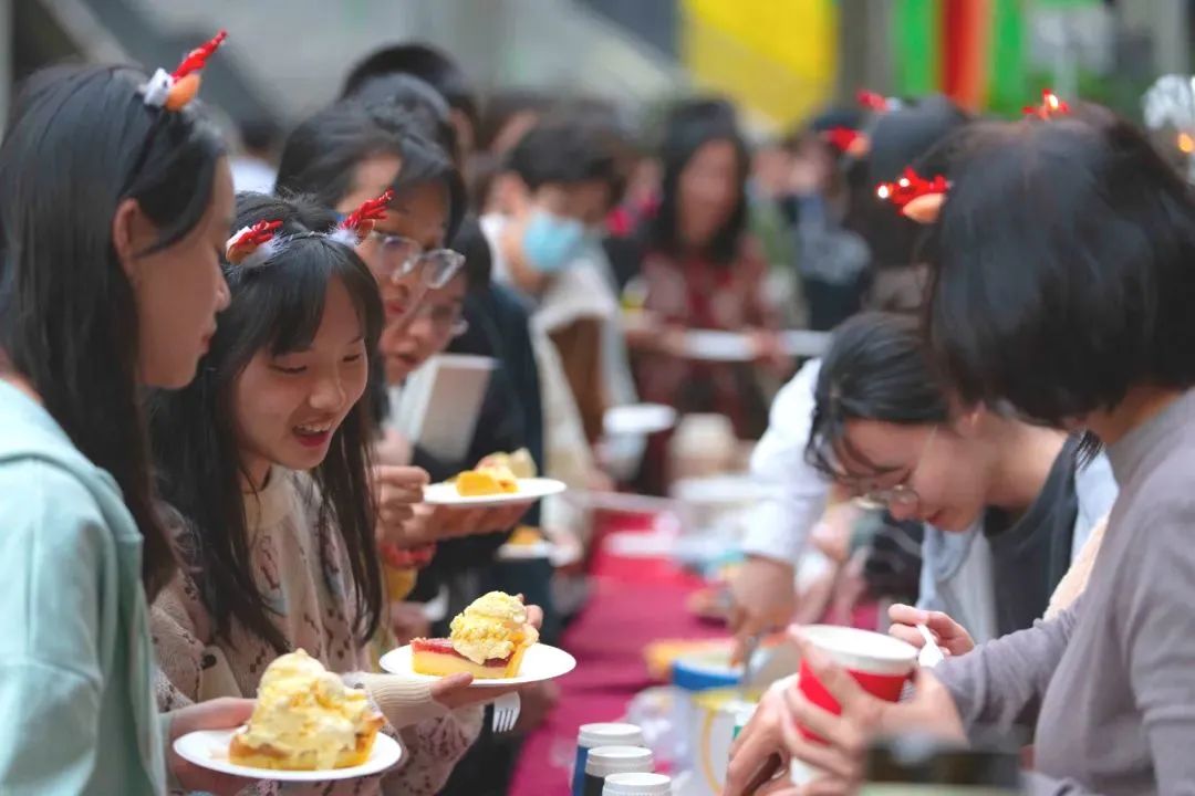 哇！这些学校的圣诞节也太“卷”了！圣诞老人、无人机都来了