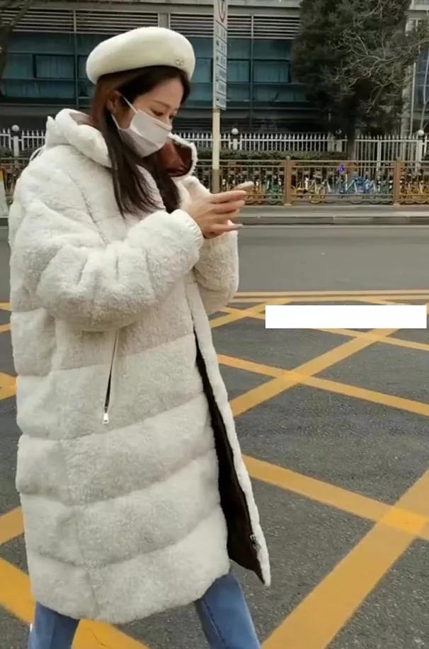 赵丽颖和张小斐同台穿的衣服,张小斐赵丽颖粉色大衣