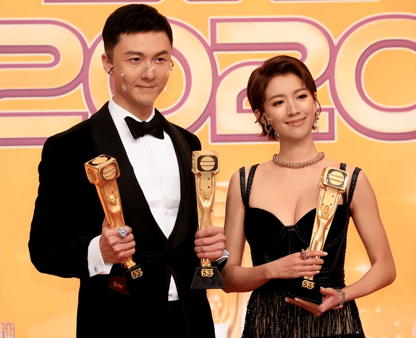 周末2天6个瓜！一线女星傍大佬，TVB视后陪睡，李双江带儿子移民