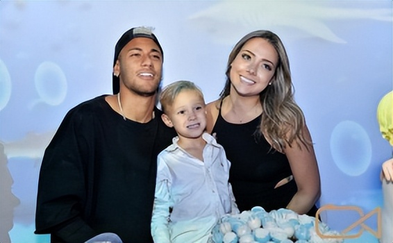 梅西获得金球奖c罗握手梅西,梅西工资卡给老婆