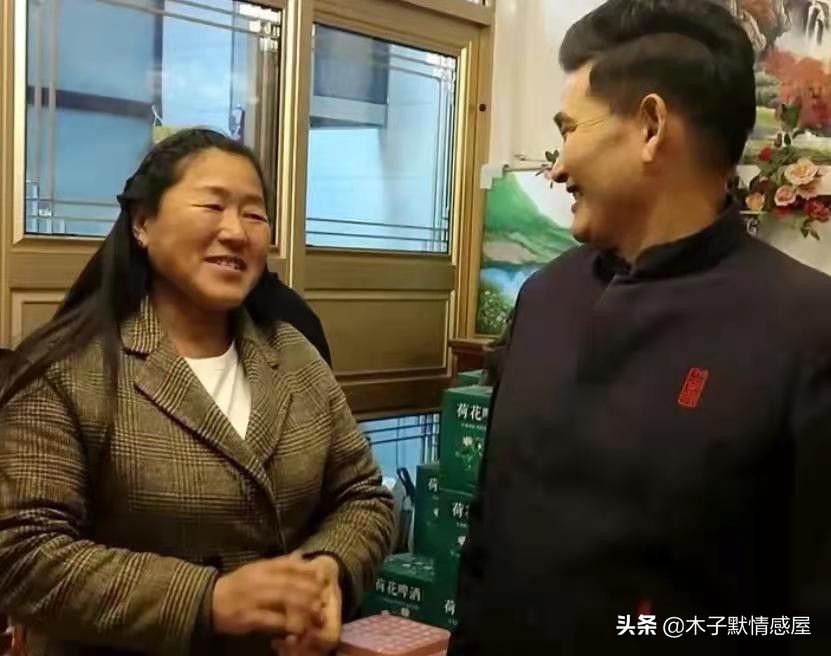 大衣哥替儿子送花,大衣哥资助贫困学生回朱楼村报恩