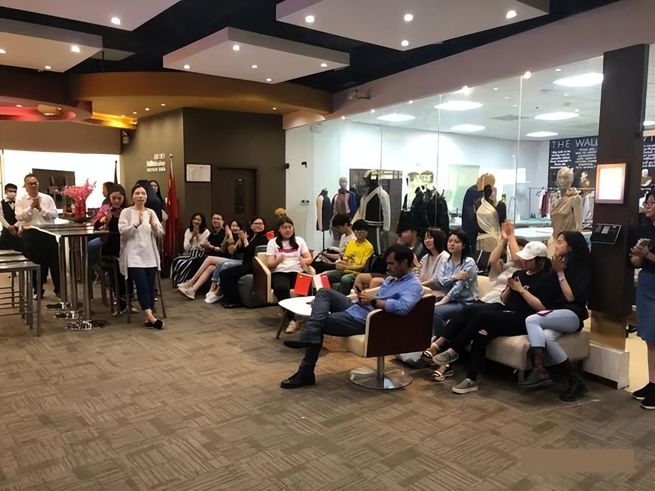 想学习服装设计找什么老师,想学服装设计哪个技校好