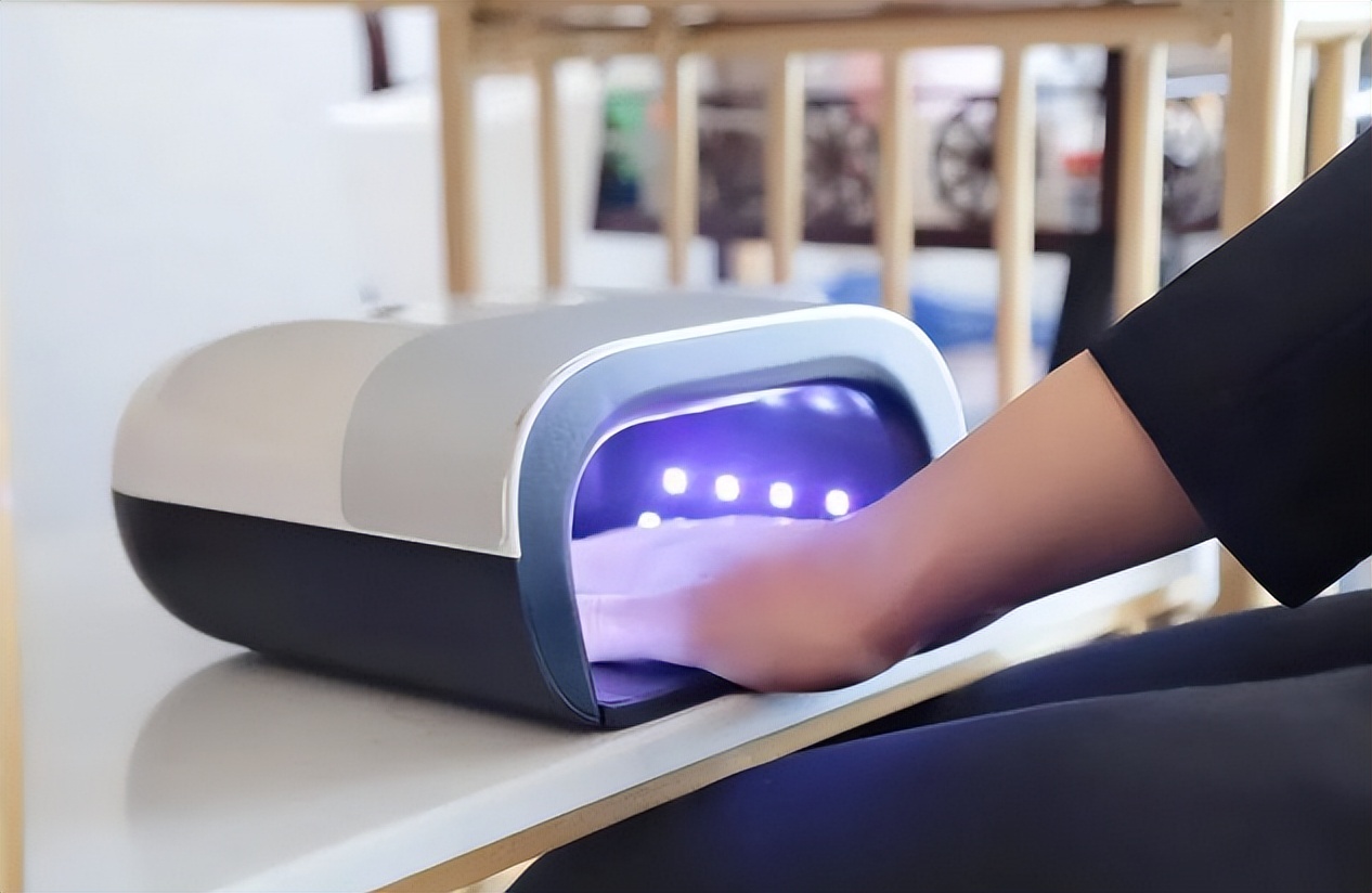 女大学生宿舍美甲月入两万,六名女生在宿舍做美甲月入过万