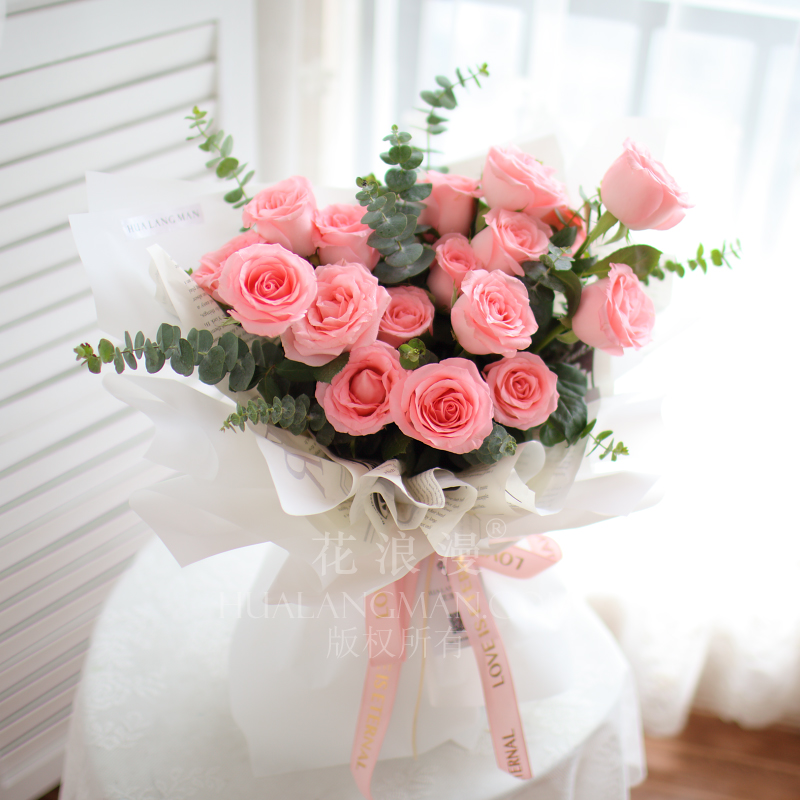 送玫瑰花给女朋友送花用什么动作,第一次送女友粉玫瑰好还是红玫瑰