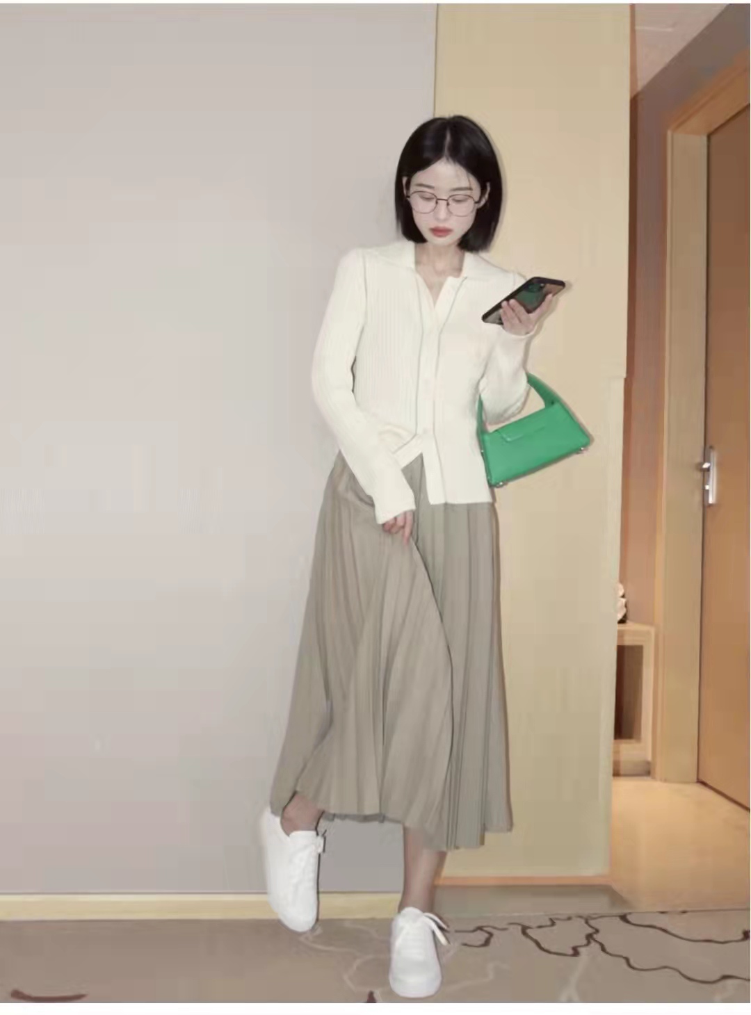 白色牛仔裤配什么颜色针织开衫,针织开衫白色和黑色哪个好看