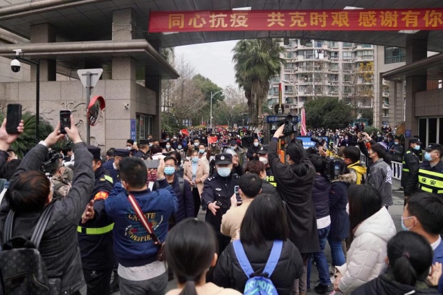 东新园解封！现场有人送来了88朵玫瑰