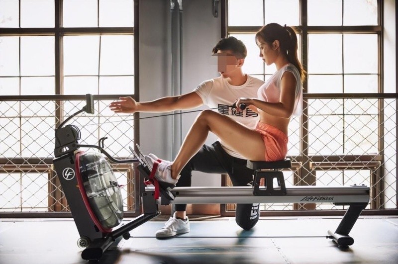 *拍偷**意淫女学员，男教练偷偷剪开裆部看*处私**，健身房乱象何时休！