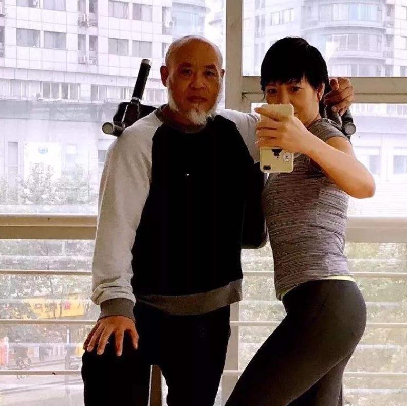 67岁大爷健身24年，娶小13岁美女娇妻，夫妻美满幸福、让人羡慕