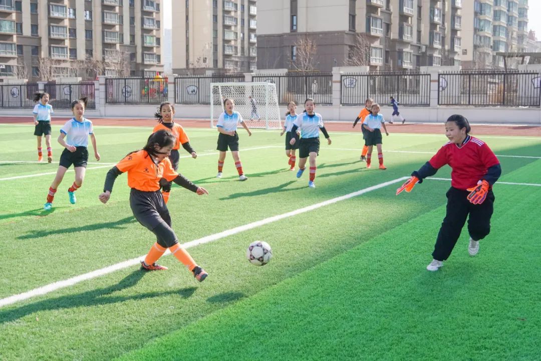 这所学校有2000多个孩子在踢球