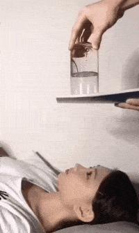 女孩子看起来外表美丽，其实裤袜已经掉到大腿根了！哈哈哈