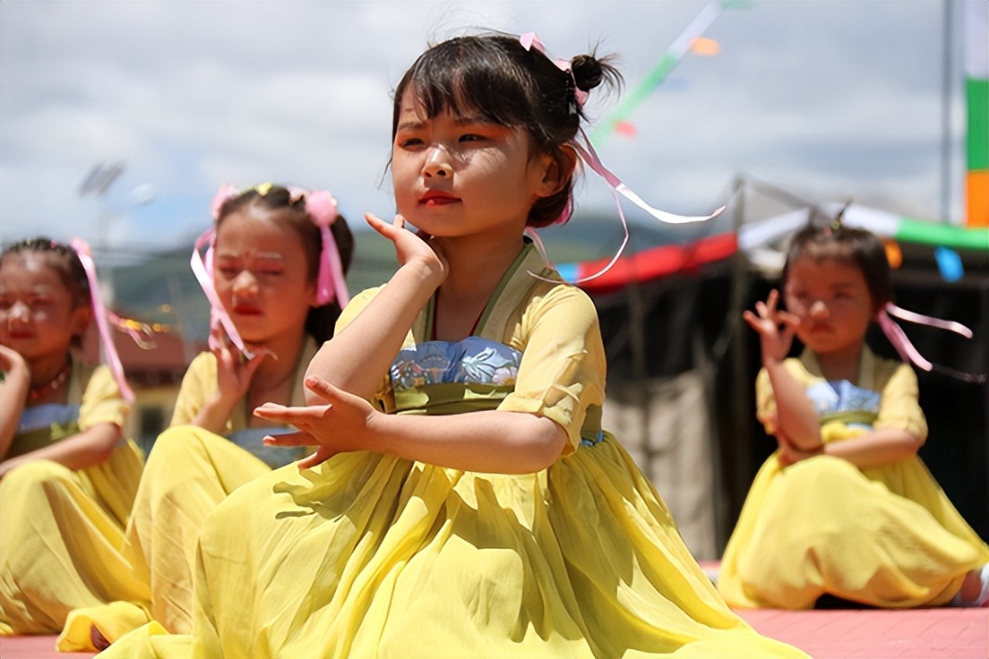幼儿园表演大三班童心向党,玛曲县幼儿园毕业典礼