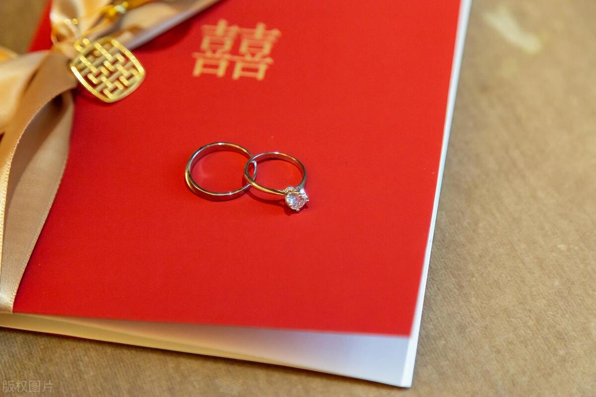 “视频上传到群里了”豪门夫妻*妻换**游戏还分享给其他群友评鉴