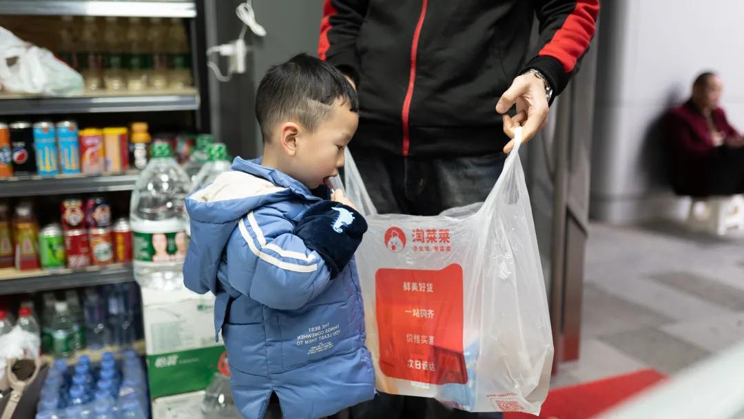 春节回家,我潜进了村里最活跃的组织