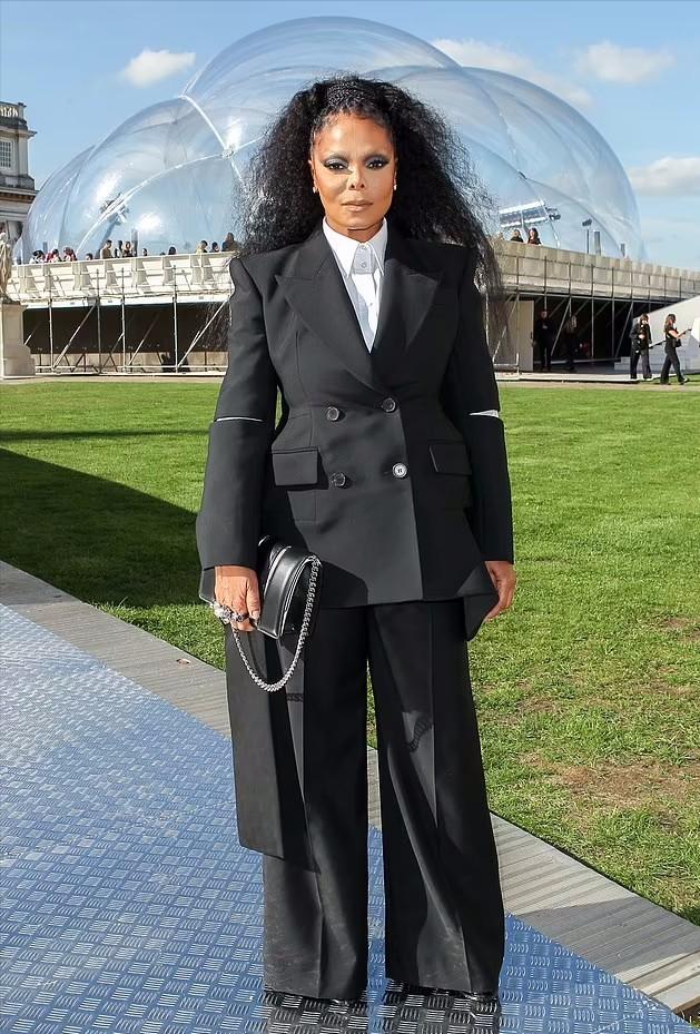 杰克逊妹妹闪耀秀场！兄妹俩真像，杰克逊24岁女儿看不出黑人基因