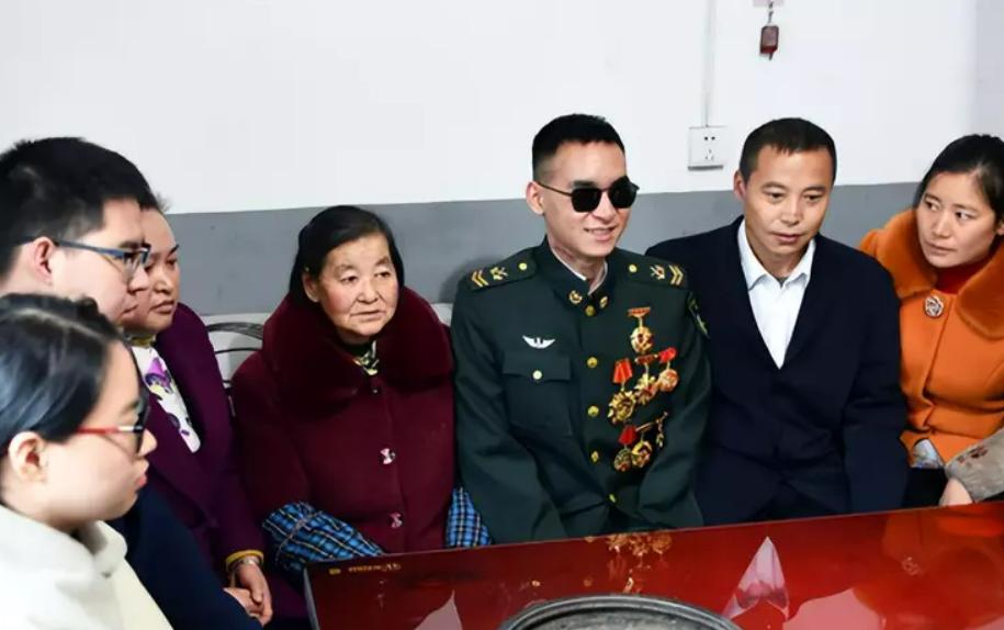 排雷英雄杜富国事迹,排雷英雄杜富国八一勋章视频