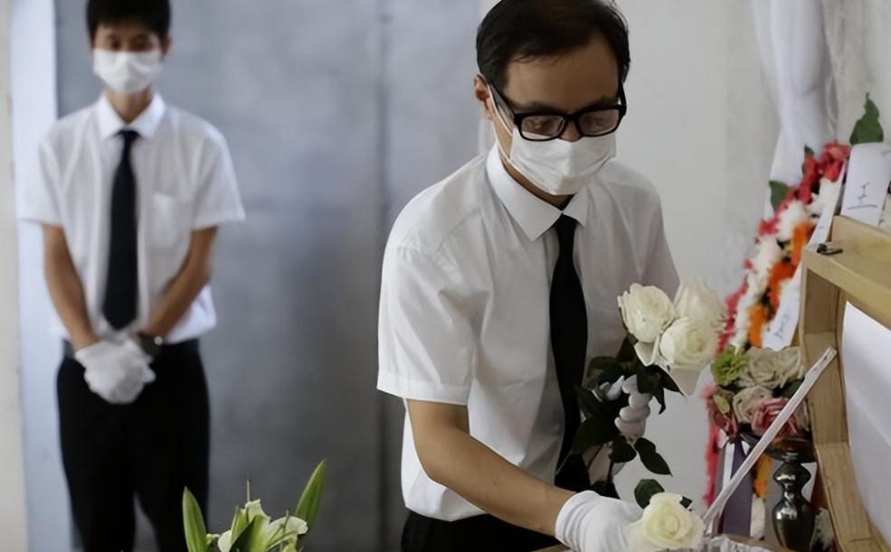 00后女孩去守墓工作,00后女孩晒守墓