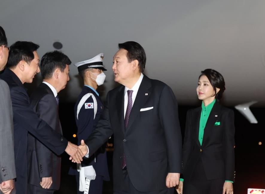 韩国第一夫人穿衣搭配惊艳,韩国第一夫人蓝色大衣穿搭