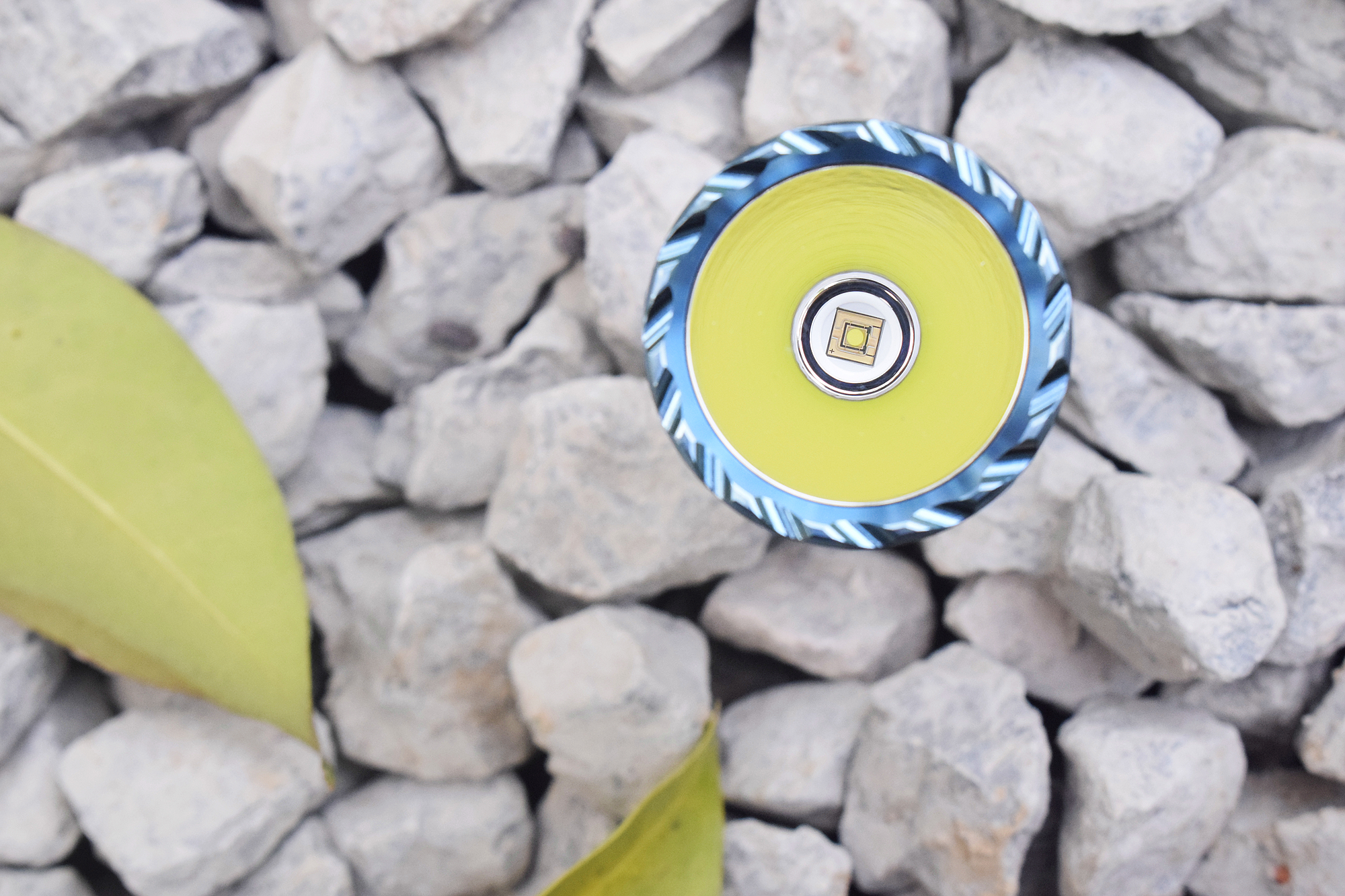 短小精悍的性能均衡之作！傲雷神剑Javelotmini远射战术手电体验