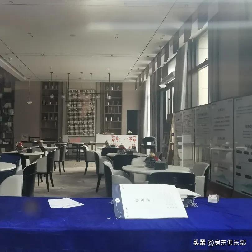 蓝是一道光，业主心发慌：蓝光来郑3年半，还是蓝莲花吗？