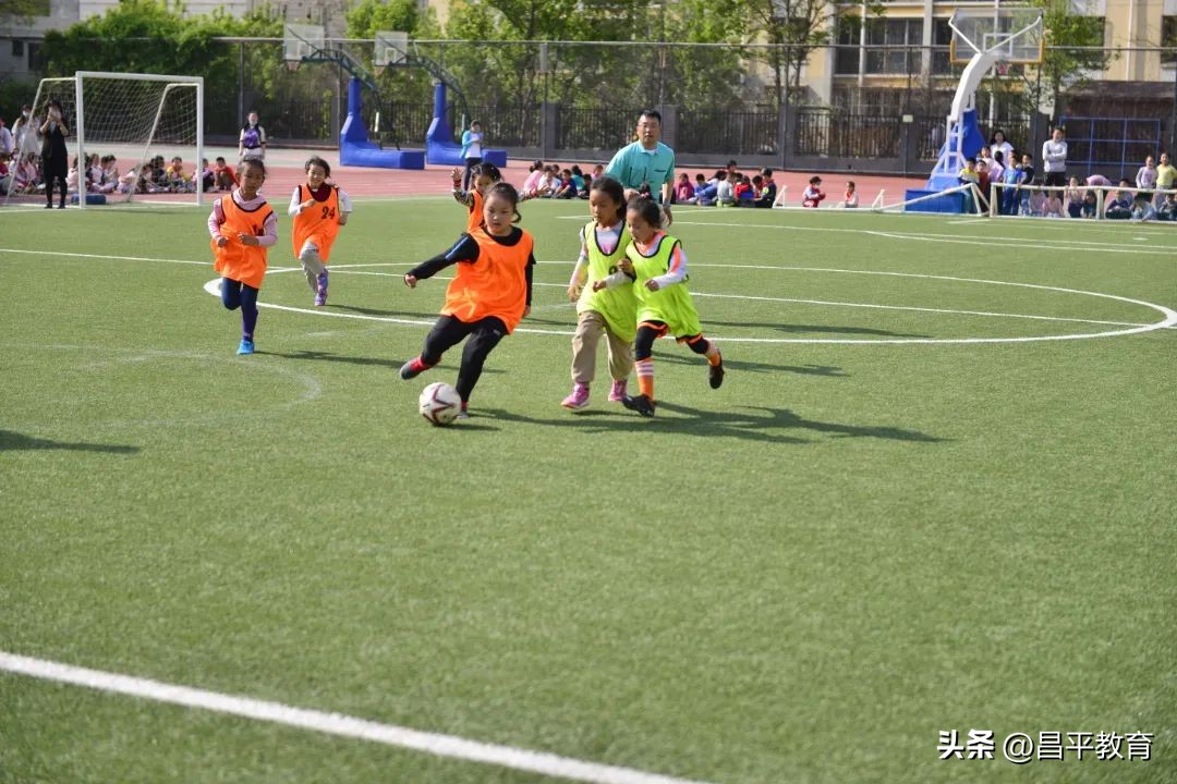 班级球赛氛围,学生教室足球世界杯