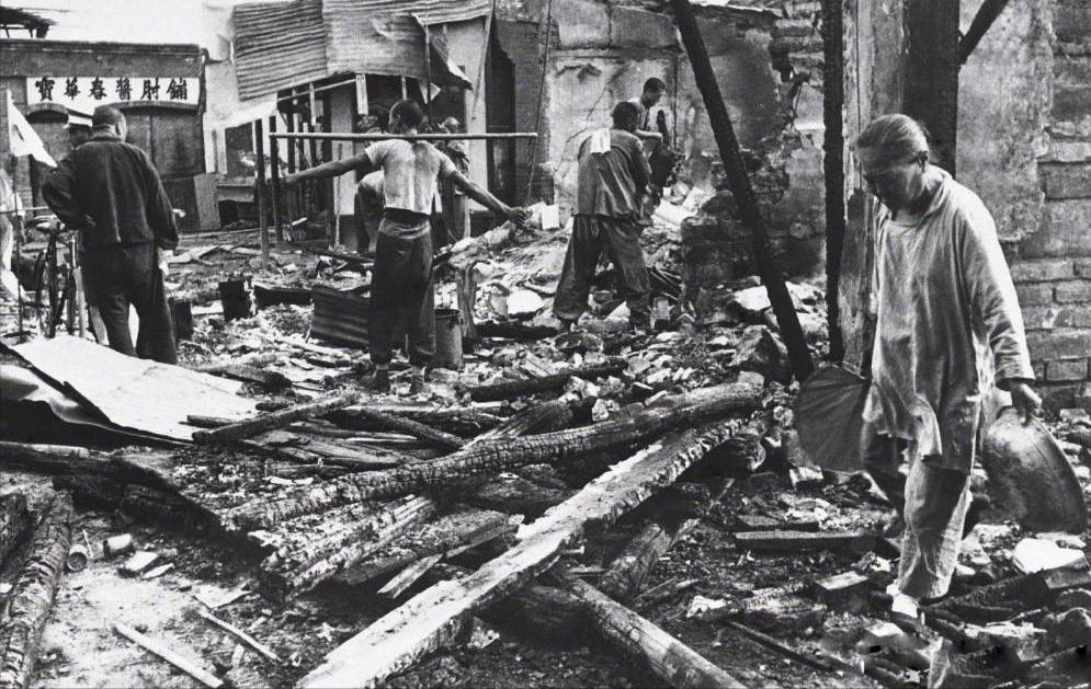 刚满月的婴儿，被日*用军***刀刺**挑起，然后狂笑着扔进了燃烧的屋内