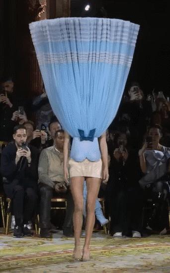 范冰冰为什么可以出现在戛纳红毯,范冰冰在戛纳让人吐槽的是什么