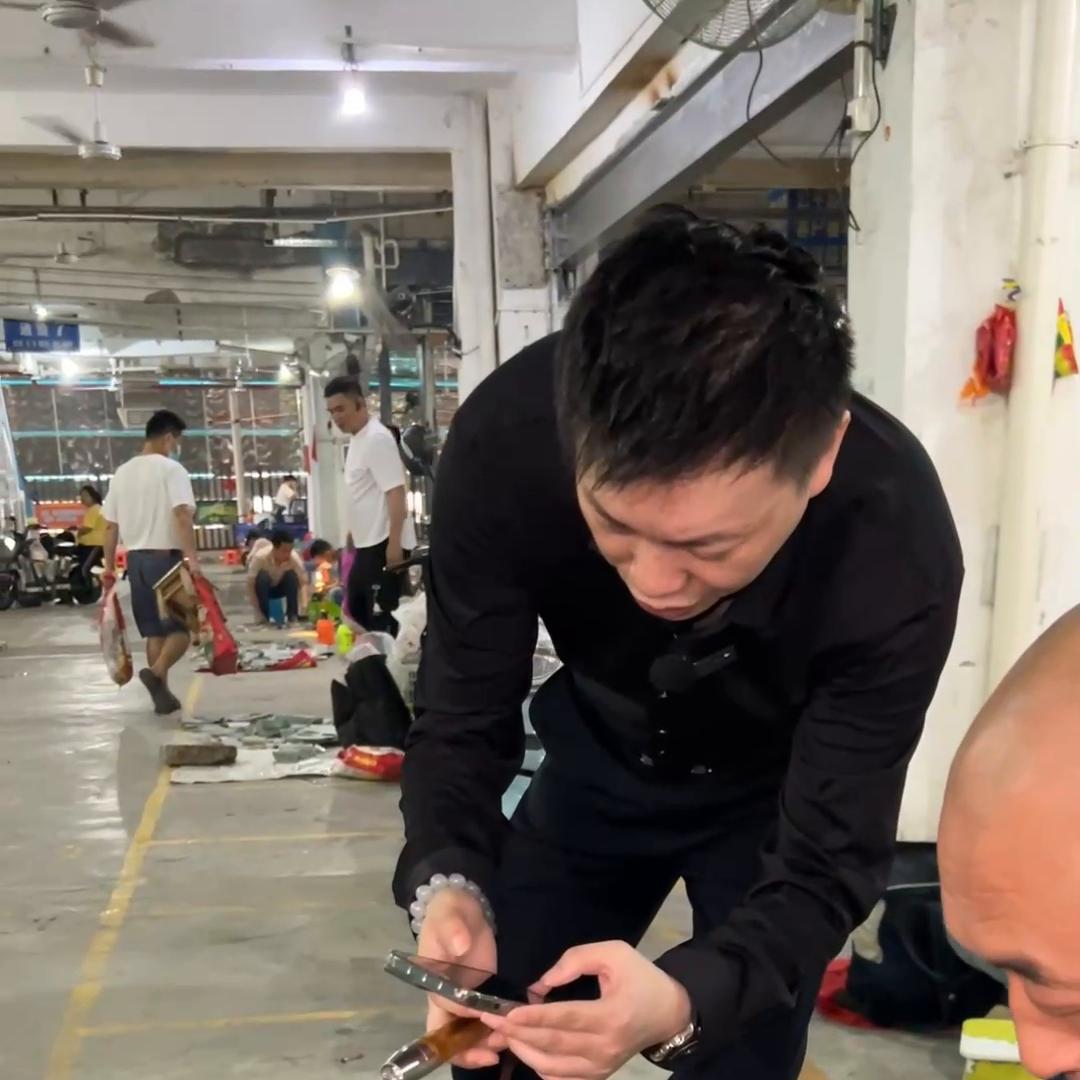 出门逗小猫，结果又在翡翠市场花了六位数，这回帮一位广州...