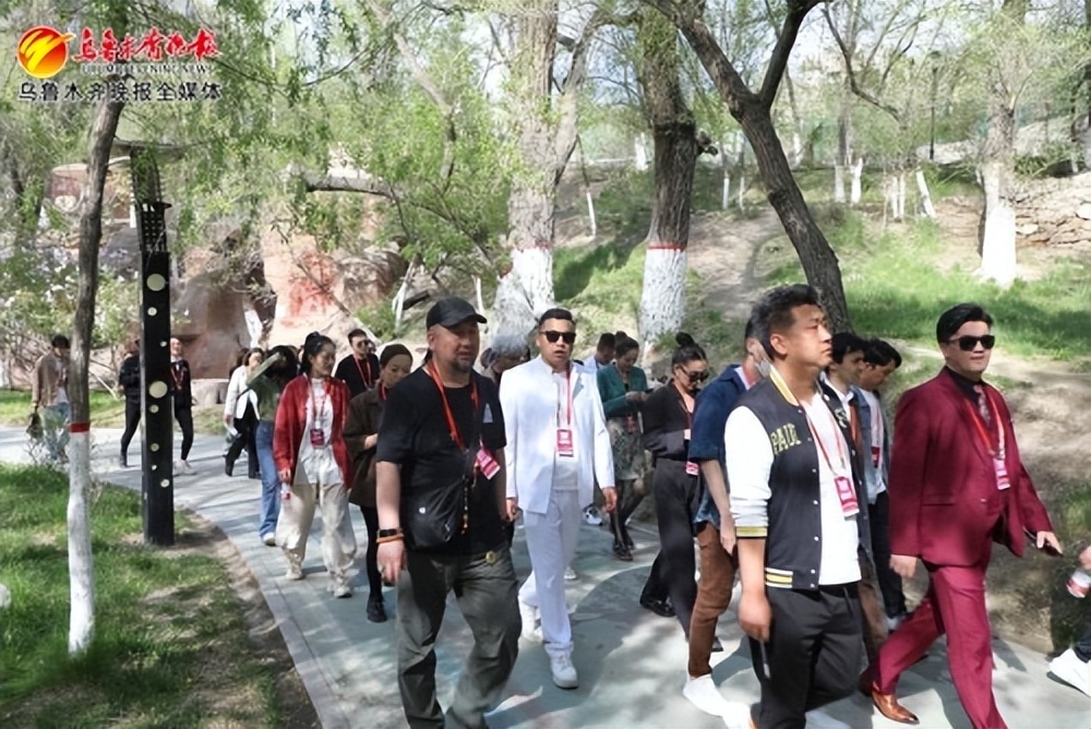 爱*疆新**游首府|邀请网络达人感受发展变化