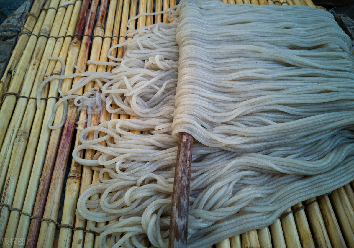 怎么辨别真假红薯粉条,粉条用打火机烧能辨别真假吗