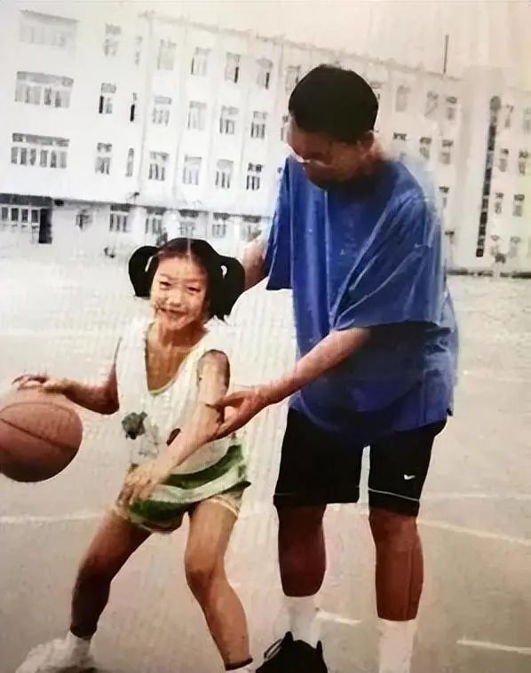 女篮一姐是小三？出轨渣男系前国家队领队，抛妻弃子拒付抚养费…