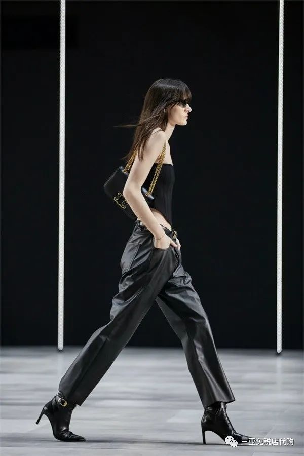 Celine全新链带包登场，标志性「Triomphe」符号挖空设计真的太酷